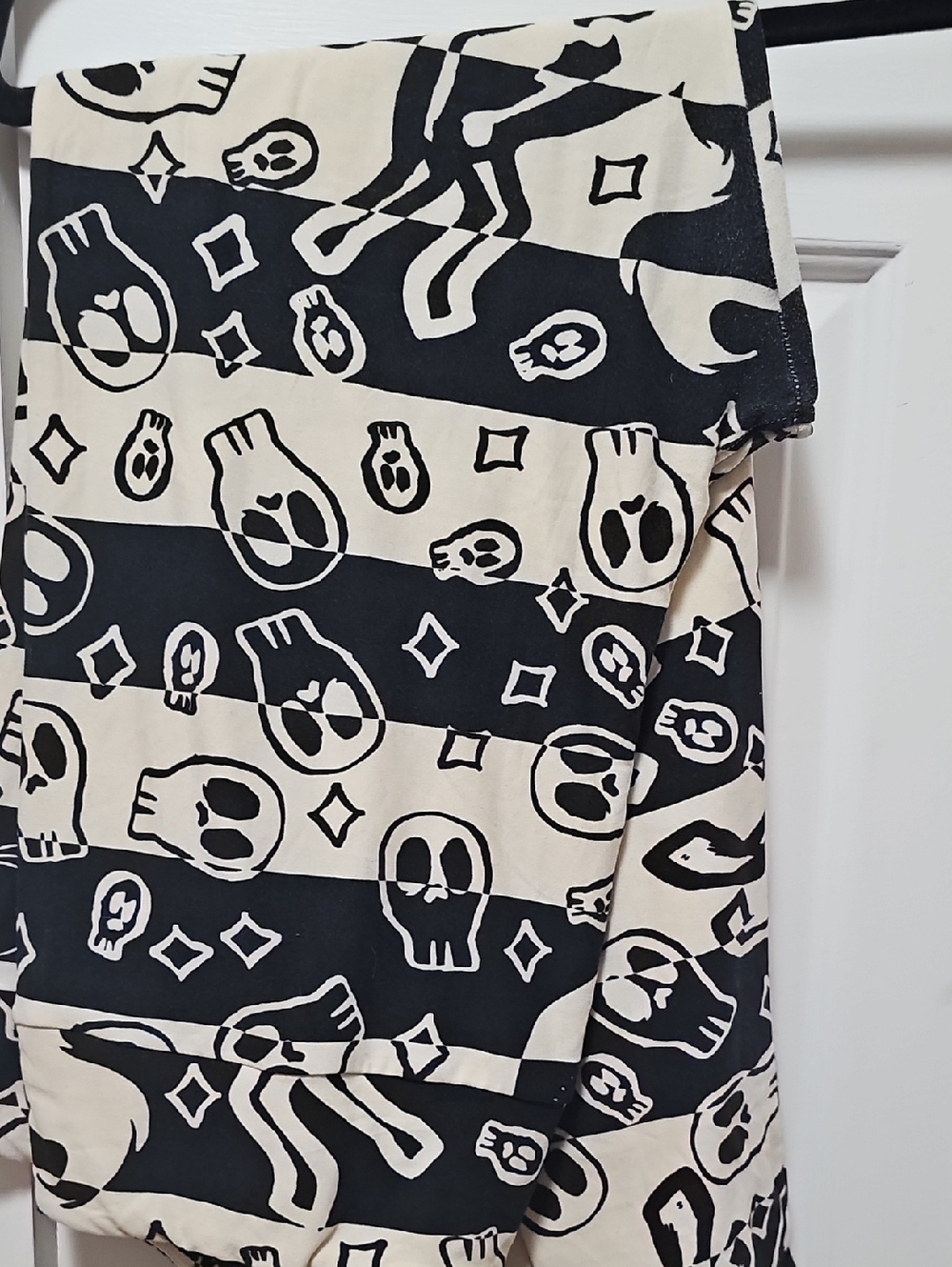 LuLaRoe Black and Cream Skull Unicorn Lounge Pants